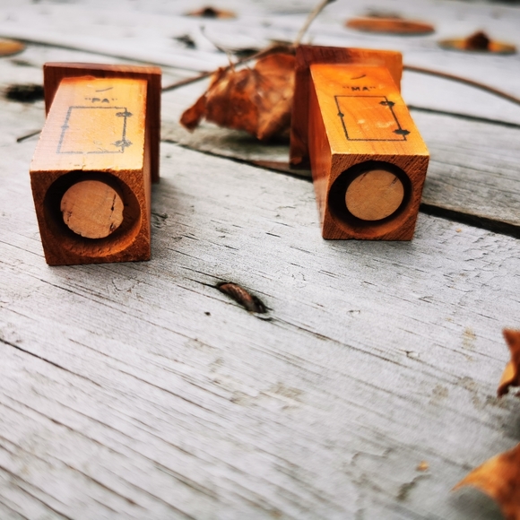Vintage Ma and Pa Wooden Outhouse Salt and Pepper Shakers - Picture 11 of 15